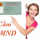 Cầm CMND có được không?